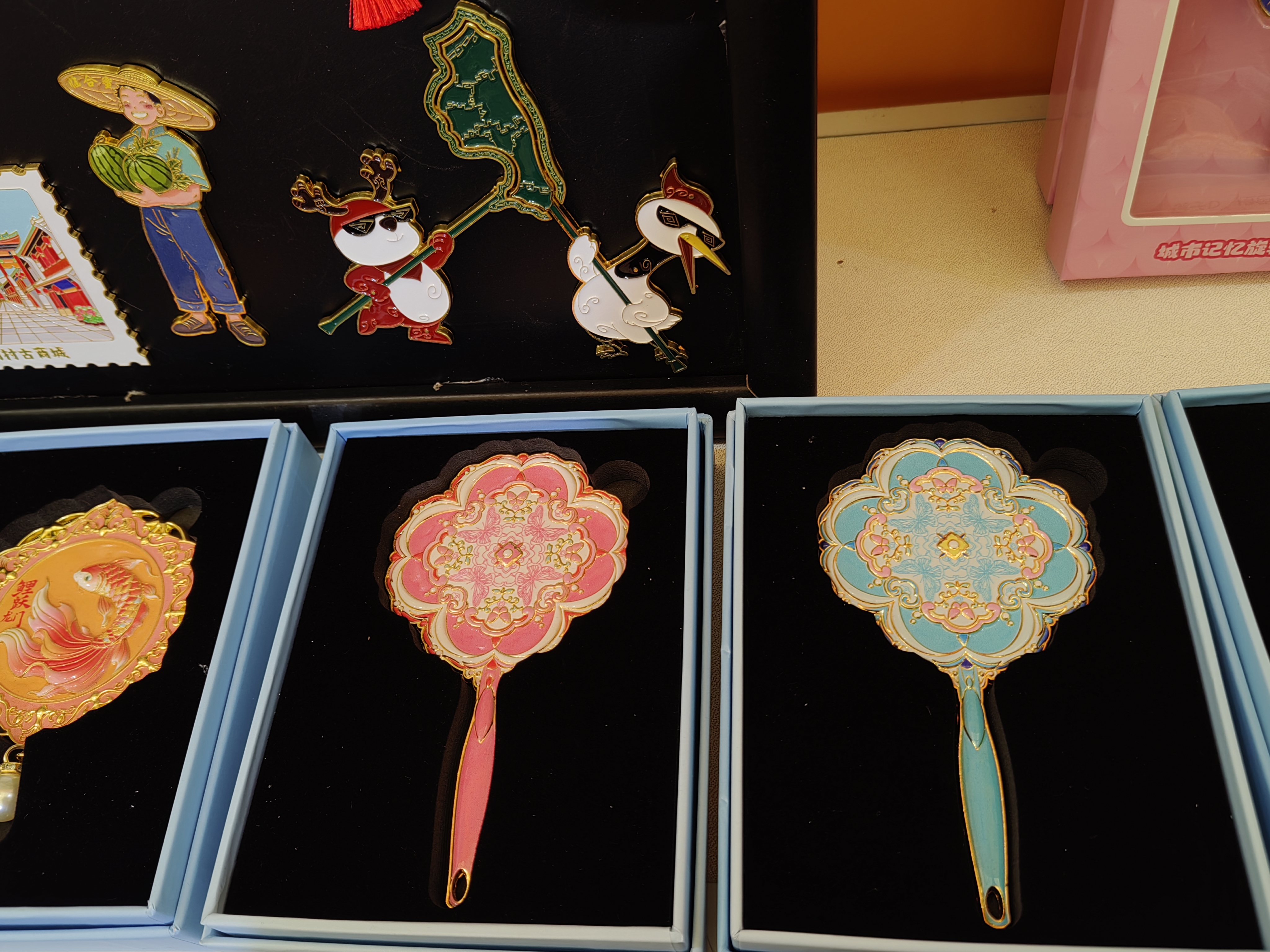 Bonnie Craft ställer ut olika kylskåpsmagneter på Shanghai New International Expo Center